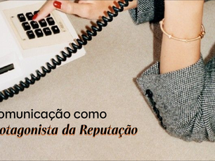 Telefone analógico branco sobre superfície clara com uma mão feminina de unhas vermelhas discando; sobre a imagem, o texto ‘Comunicação como Protagonista da Reputação’ em destaque
