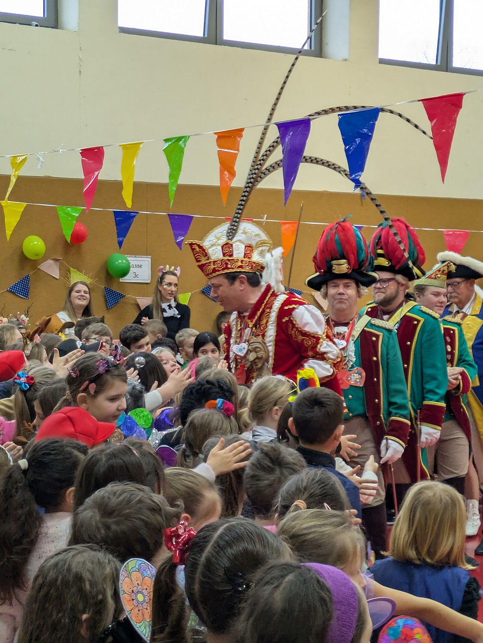 Schwerdonnerstagsfeier: Prinz Alexander I besucht mit seinem Hofstaat die Schulgemeinschaft