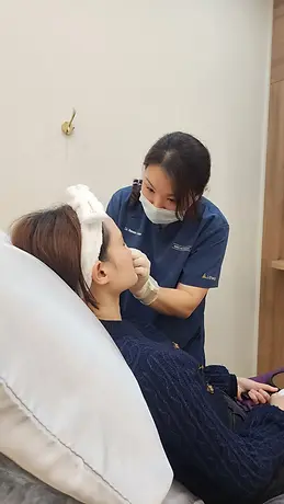 dr-renee-performing-deusaderm-treatmentwebp