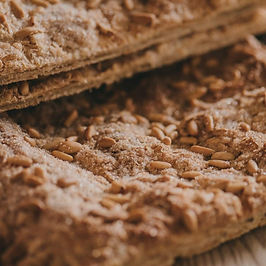 Si bé de coques no n'hi ha una de sola, sinó que cadascú té la seva fórmula i la seva manera de fer, les més comunes són la de fruita confitada, la de crema i la de llardons amb pinyons pel damunt o ametlles torrades i picades. La massa de la coca dolça és una massa similar a la d'un brioix lleuger, un pa enriquit amb ous, sucre i mantega, i algun aromatitzant, tot i això també n'hi ha de pasta de full.