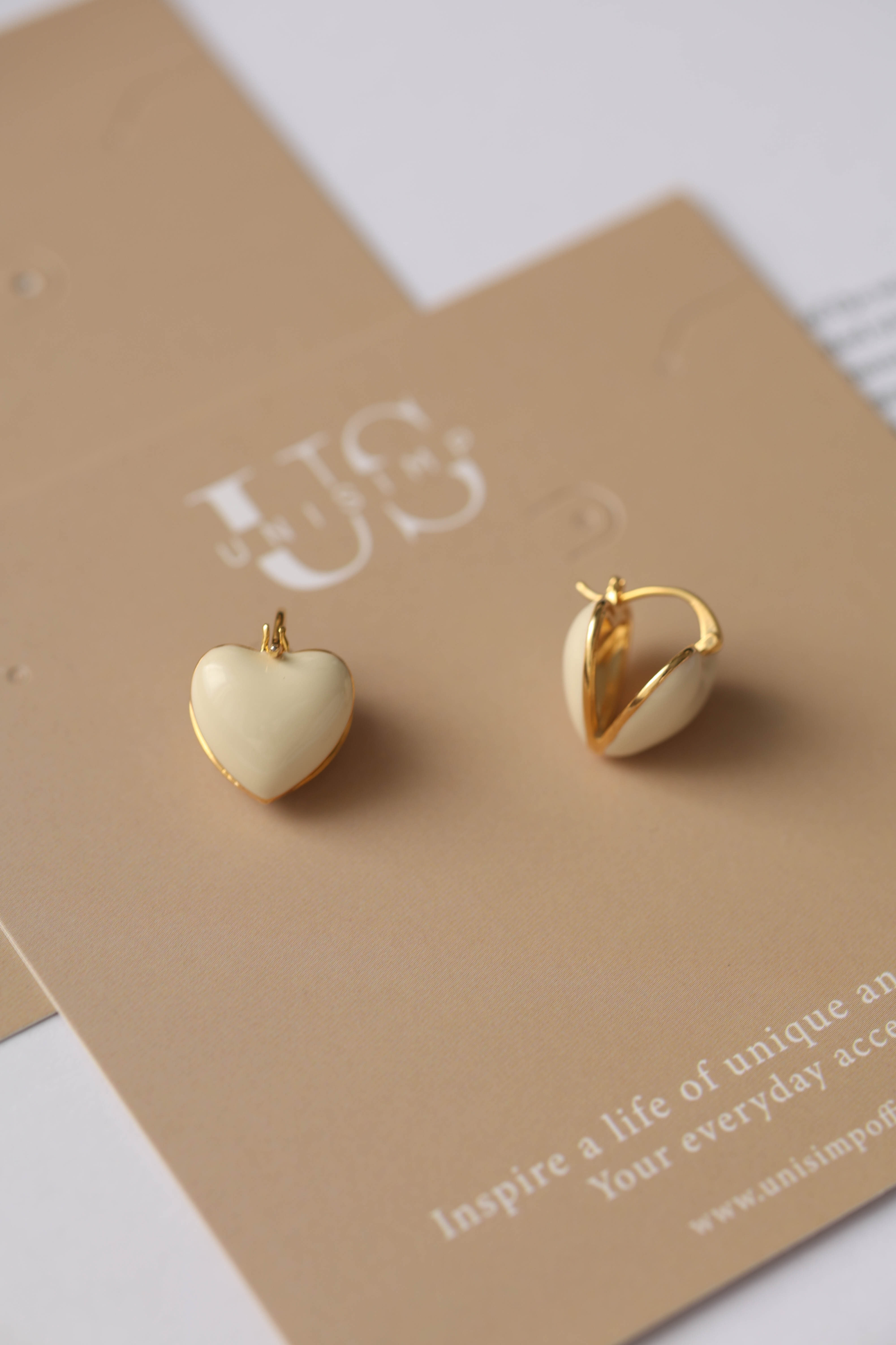 Creamy Heart Hug Earrings