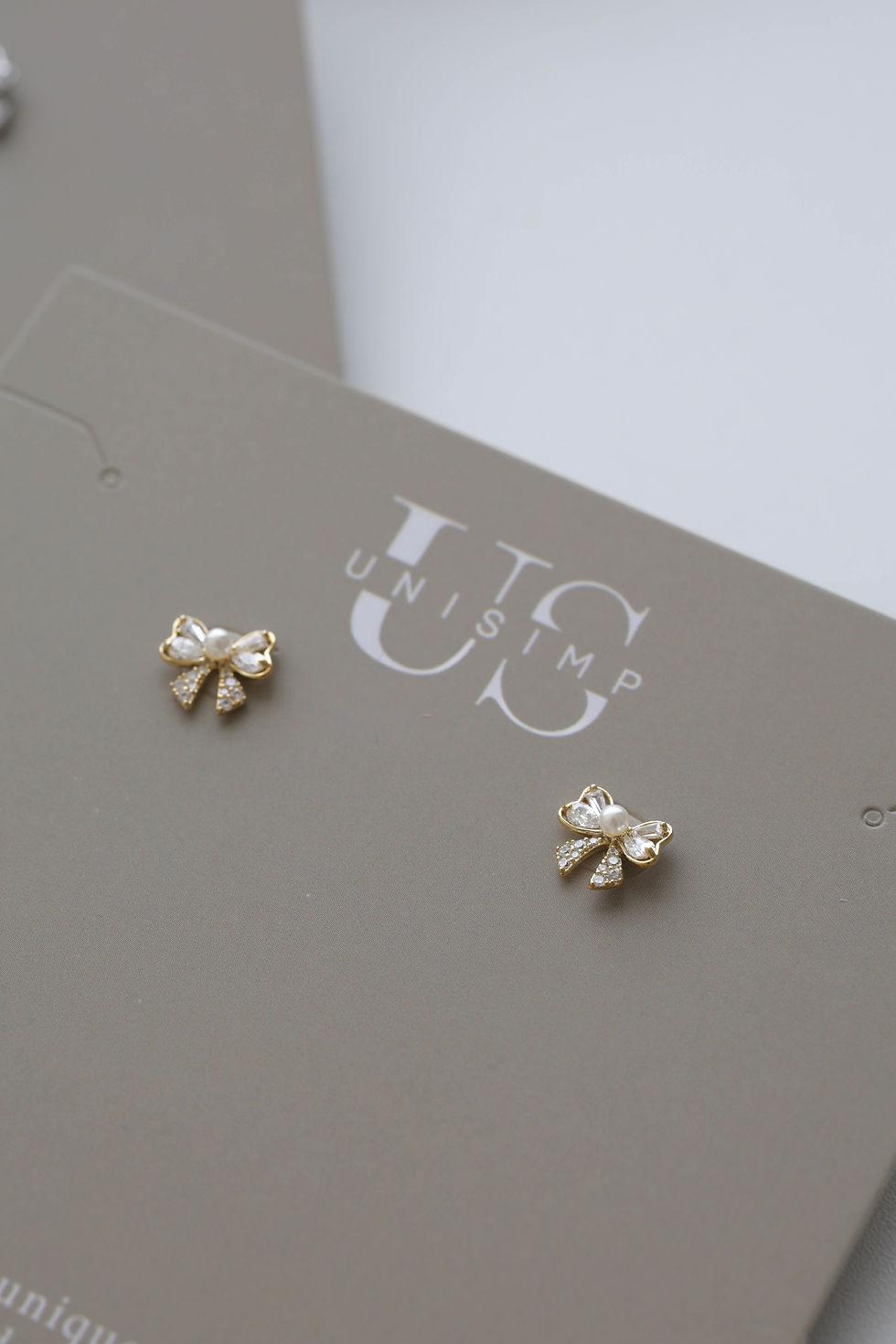 Thumbnail: Ribbon Pearl Whisper in gold