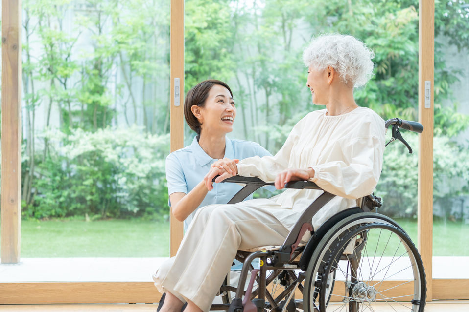 車椅子の女性と介護士