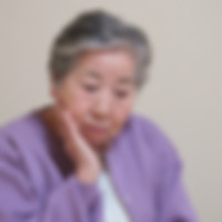 困っているシニア女性