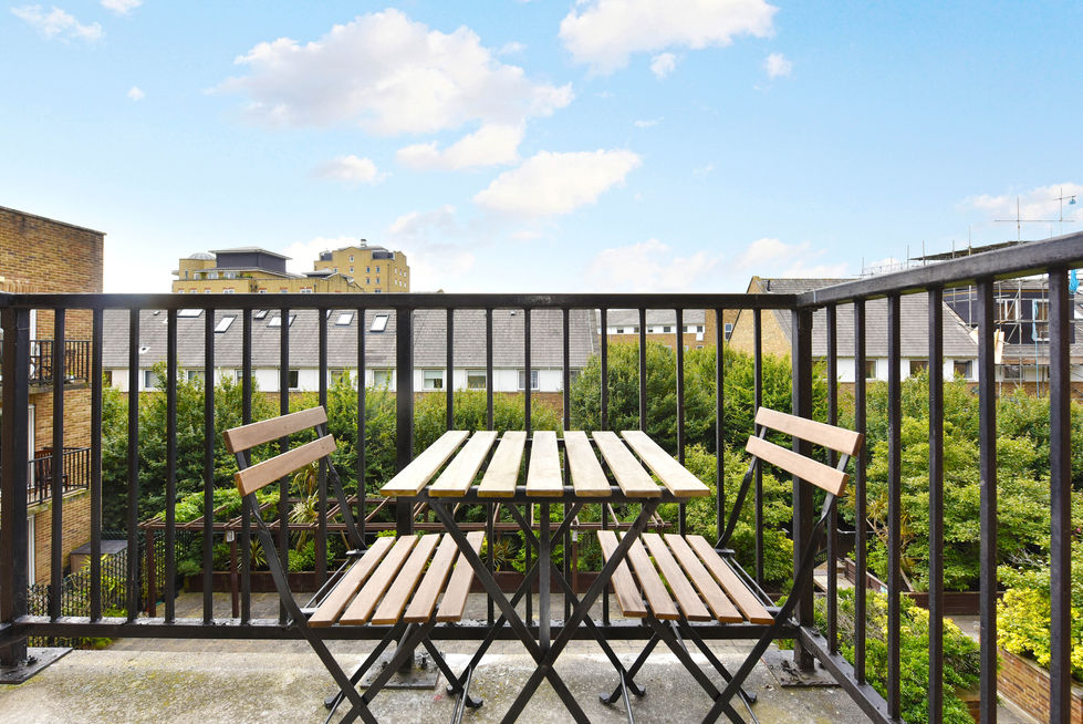 Refurbished Lamb Court Modern and Cosy Balcony