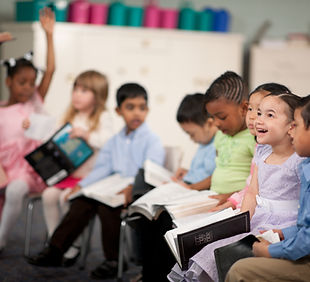 Enfants lisant la Sainte Bible