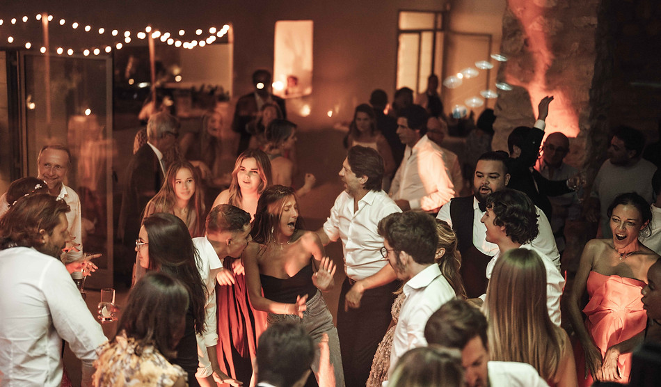 Dance floor, photo prise pendant la soirée de mariage, où les invités danse tous ensemble, photo de soirée