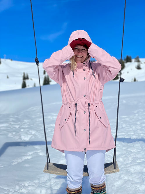 Wattlöper Friesennerz Damen-Modell in rosa (5300)
Art.-Nr.:50704 ungefüttert Sommer, Art.-Nr.:50688 gefüttert
Unsere Friesennerze gibts in den Farben navy, sonnengelb, apricot, rosa und hellgrau für Damen. Das Herrenmodell gibts bei uns in navy, oliv und sonnengelb