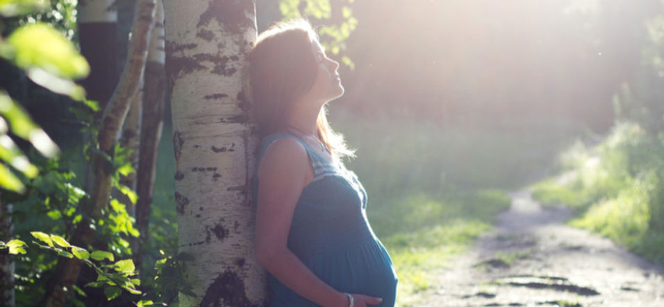 Femme enceinte se ressourçant dans la nature - accompagnement fertilité énergétique Lille_