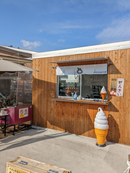 のせむすび茶屋外観。ご当地スイーツいろいろ。