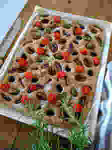 Gluteeniton kuohkea focaccia, vegaaninen resepti. Helppo gluteeniton focaccia leipä.