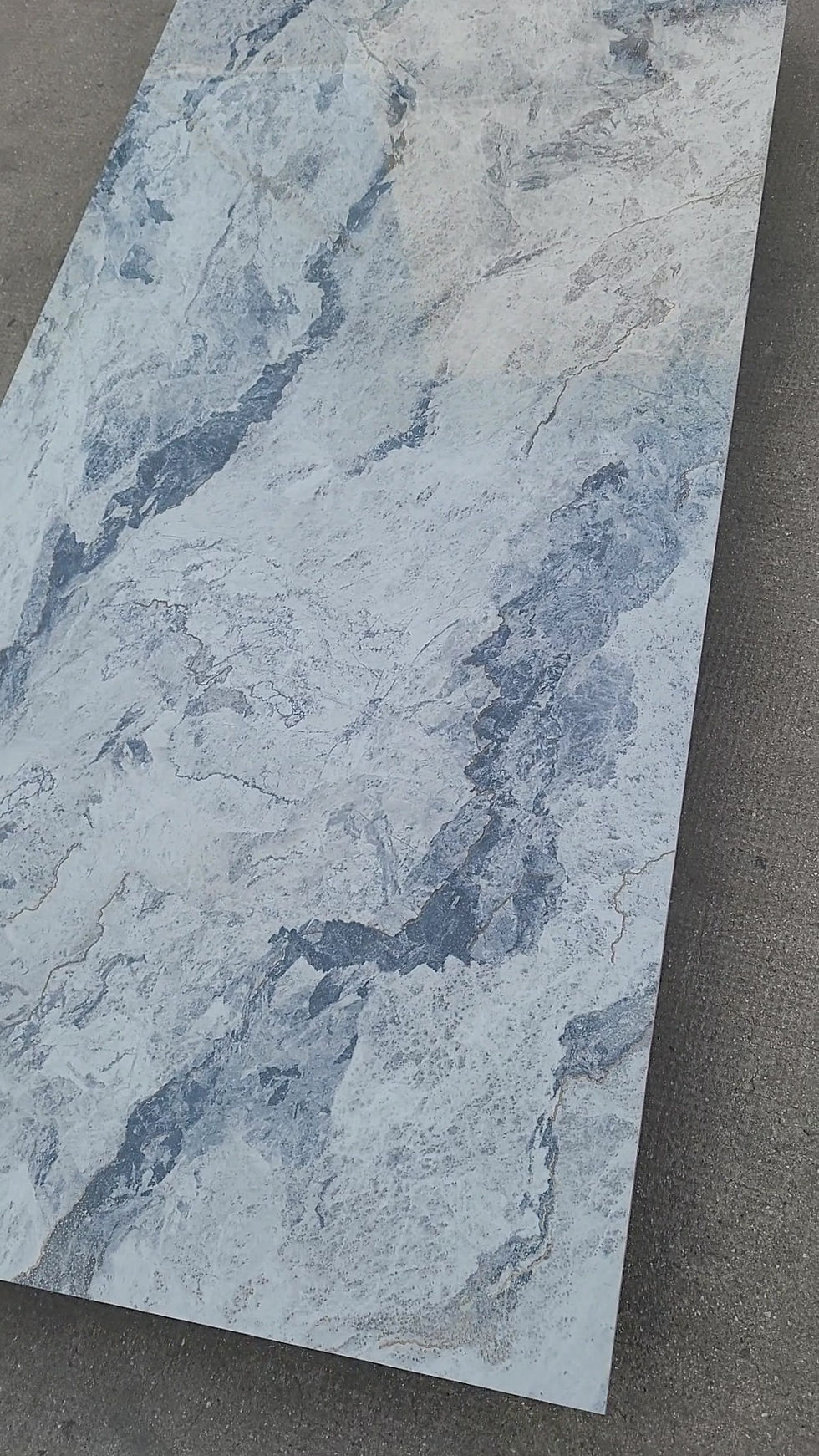 Thumbnail: 61230 Super-glossy golden line and sequin engraved