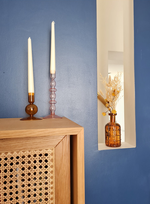 Bureau meuble cannage peinture bleue décoration bougie vase fleurs