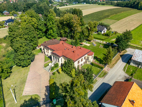 Witkowice dworek i przedszkole.jpg