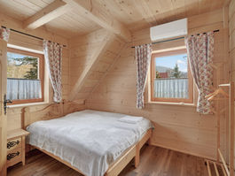 Fotografia hotelowa – sypialnia w domku na wynajem w Beskidach, Balinówka Rzyki, drewniane wnętrze