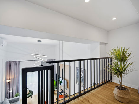 antresola-widok-na-salon-apartament