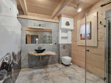 Łazienka z kabiną walk-in w apartamencie – zdjęcia wnętrz noclegowych