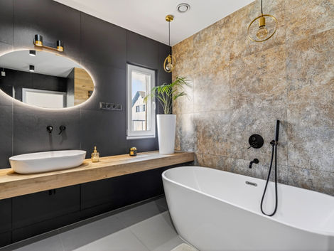 Nowoczesna łazienka z wanną i minimalistyczną aranżacją wnętrza