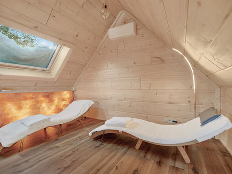 Leżaki w strefie SPA w domu z bali – zdjęcia wellness dla pensjonatów i hoteli