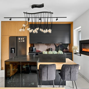 fotografia nieruchomości Bielsko-Biała – nowoczesny apartament z ogrodem, salon z kominkiem i kuchnią