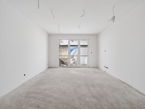 jasny pokój w stanie deweloperskim – szeroki kadr pokazujący proporcje wnętrza