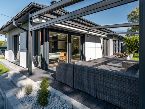 Pergola aluminiowa – zadaszenie tarasu i meble ogrodowe