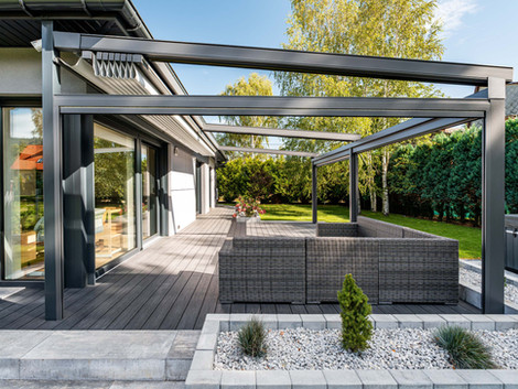 Nowoczesna pergola aluminiowa przy domu – strefa relaksu