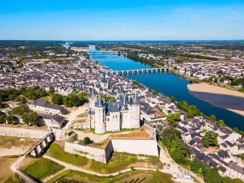 vue-aérienne-du-château-saumur-france-de-panoramique-la-ville-vallon-loire-en-157496903.we