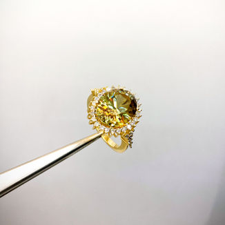 14K Yellow Gold (6.22 gr) ring with 7,92 ct olive green- light pinkish, VS Clarity Grade, Oval Cut Zultanite with G/F Color Graded, VS/SI Flawless tw 0,40 ct Natural Diamonds. 11.59 x 13.78 x 7.60mm