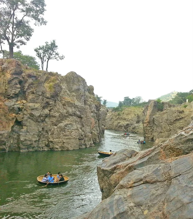 Spectacular Smoky Rocks Tamil Nadu S Hogenakkal Falls