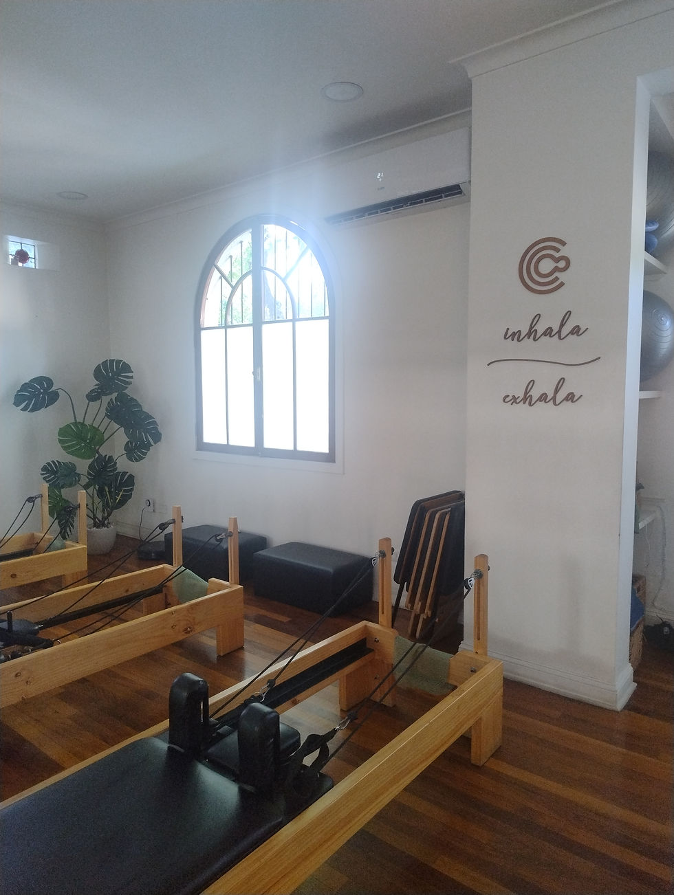 Vista de una persona usando ropa de Fraanfits en un entorno urbano