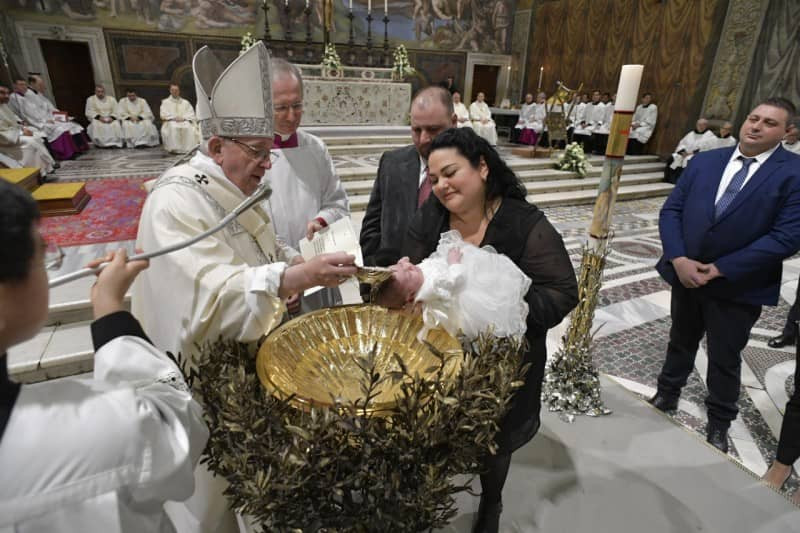 Papa Francisco batiza 27 crianças (Foto: Vatican.va)