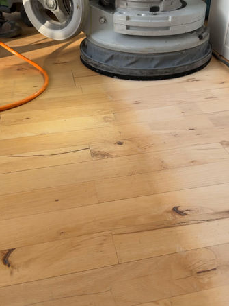 Holzboden wird geschliffen und anschließend geölt oder lackiert – Dielen und Parkett in neuer Qualität