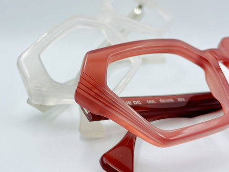 絶妙な色合いが人気…春に向けて(EYESTYLIST)