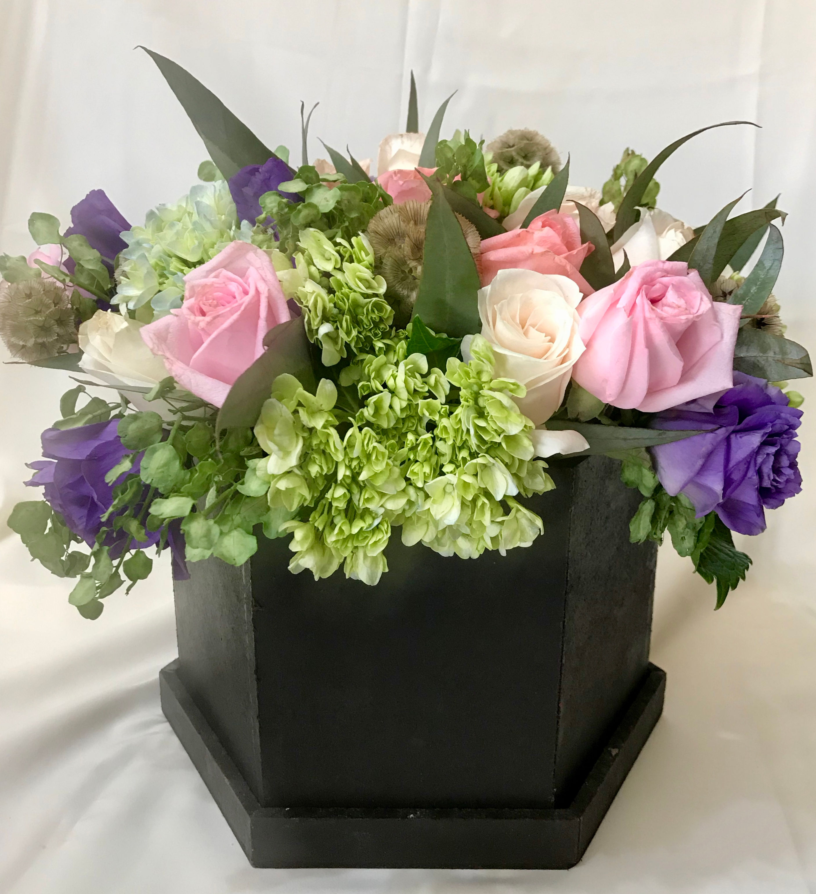 CAJA DE MADERA ROSAS + LISIANTHUS