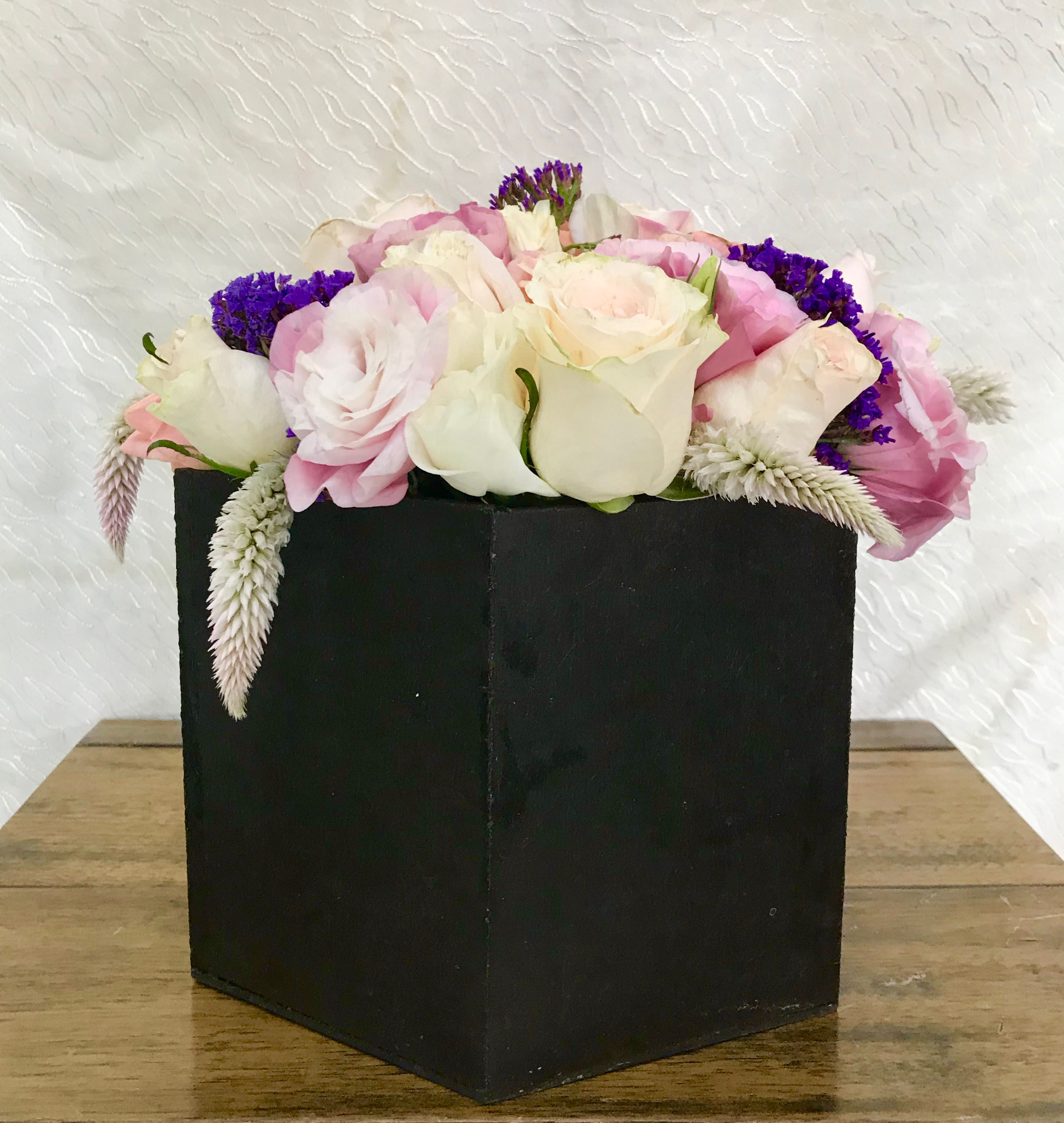 CAJA DE MADERA ROSAS + LISIANTHUS