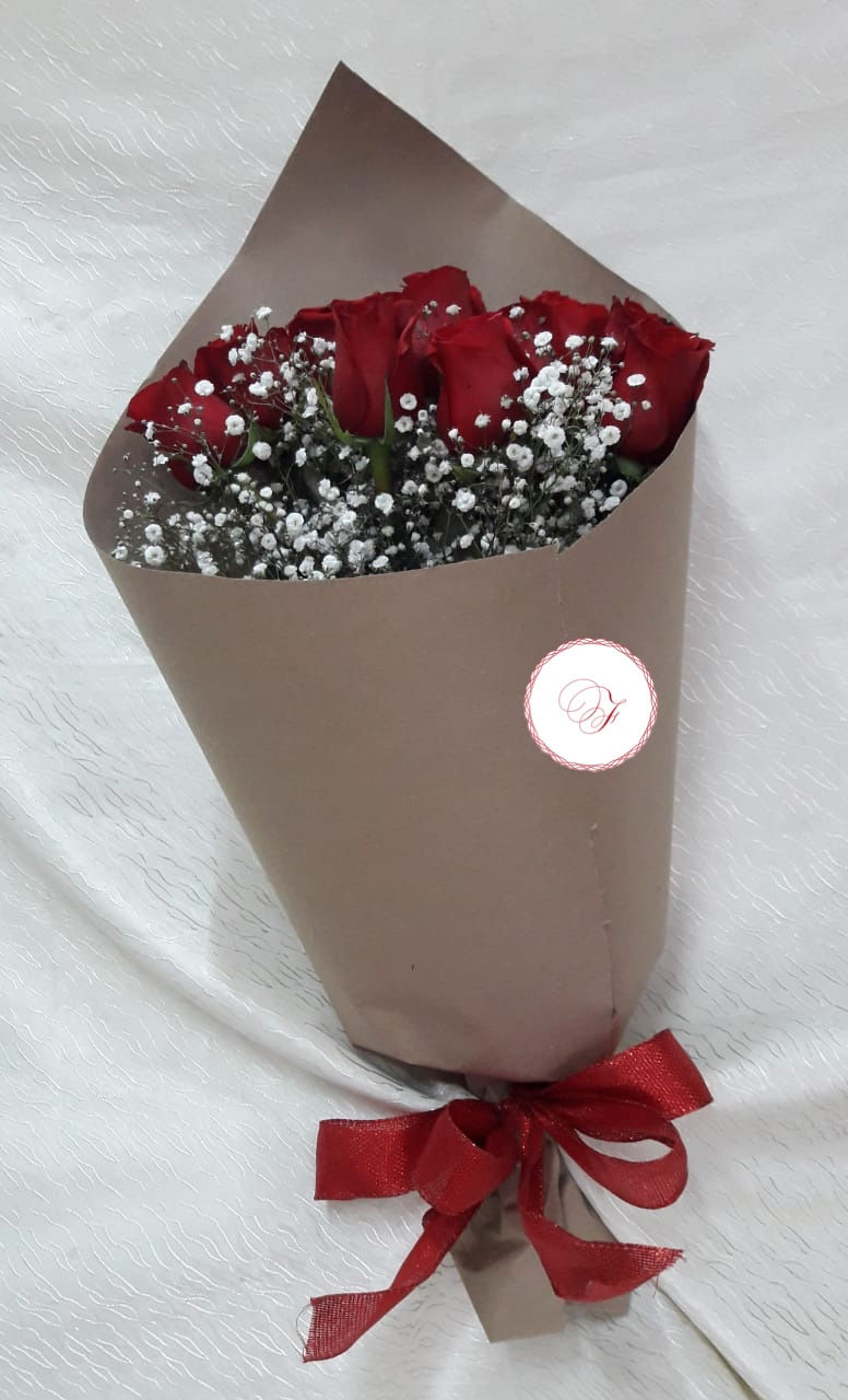 RAMO DE 12 ROSAS + KRAFT DECORATIVO