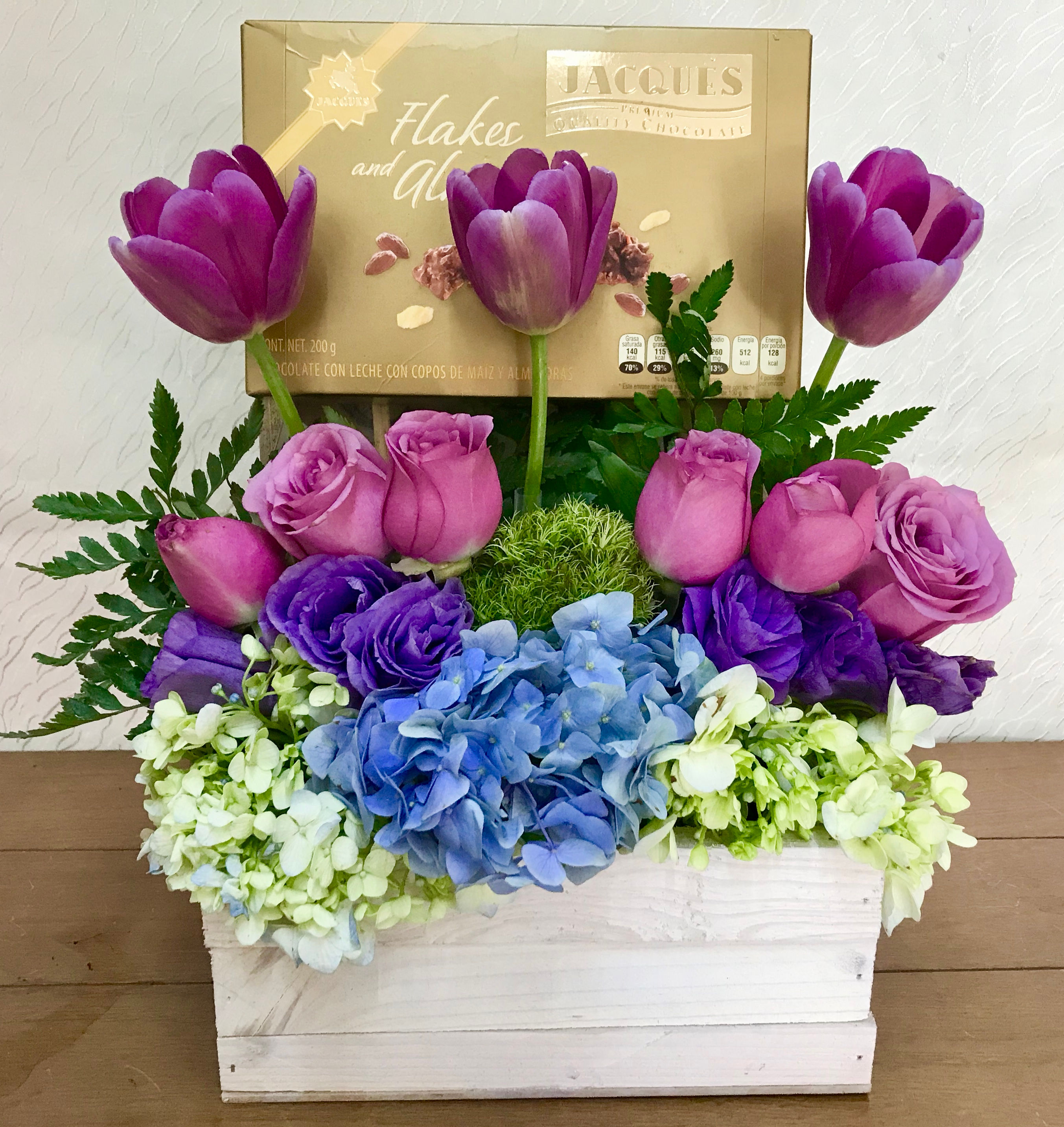 COFRE DE MADERA CON TULIPANES + CHOCOLATES
