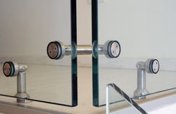 פרט מעקה זכוכית.jpg