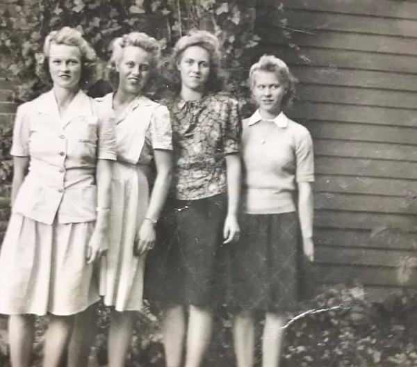 The four sisters l-r Louis, Greta, Alma,