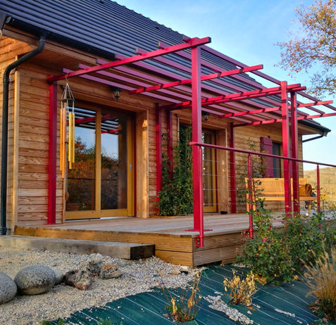 Réalisation d'une terrasse en bois avec installation de deux pergolas en aluminium avec mise en place d'un garde-corps à Menet dans le Cantal