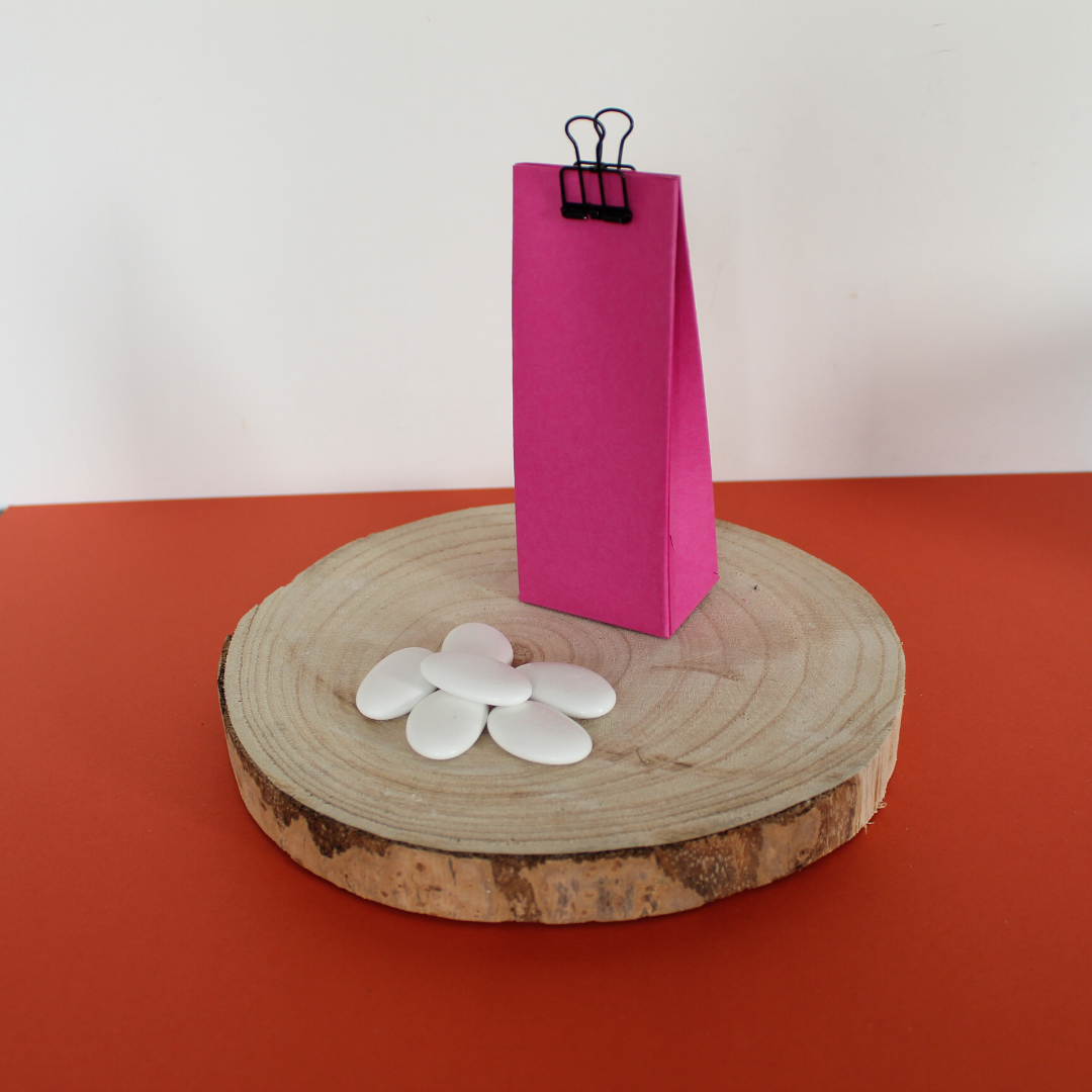 Boîte haute fuchsia avec clip en métal, prénom au choix