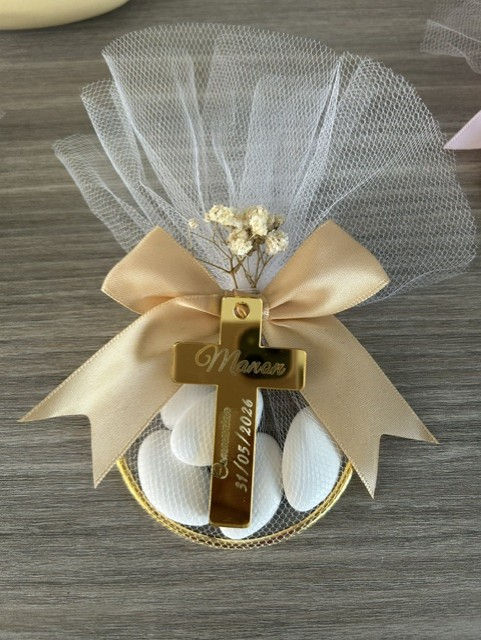 Cercle à dragées blanches avec plaque ronde argentée, personnalisation au choix
