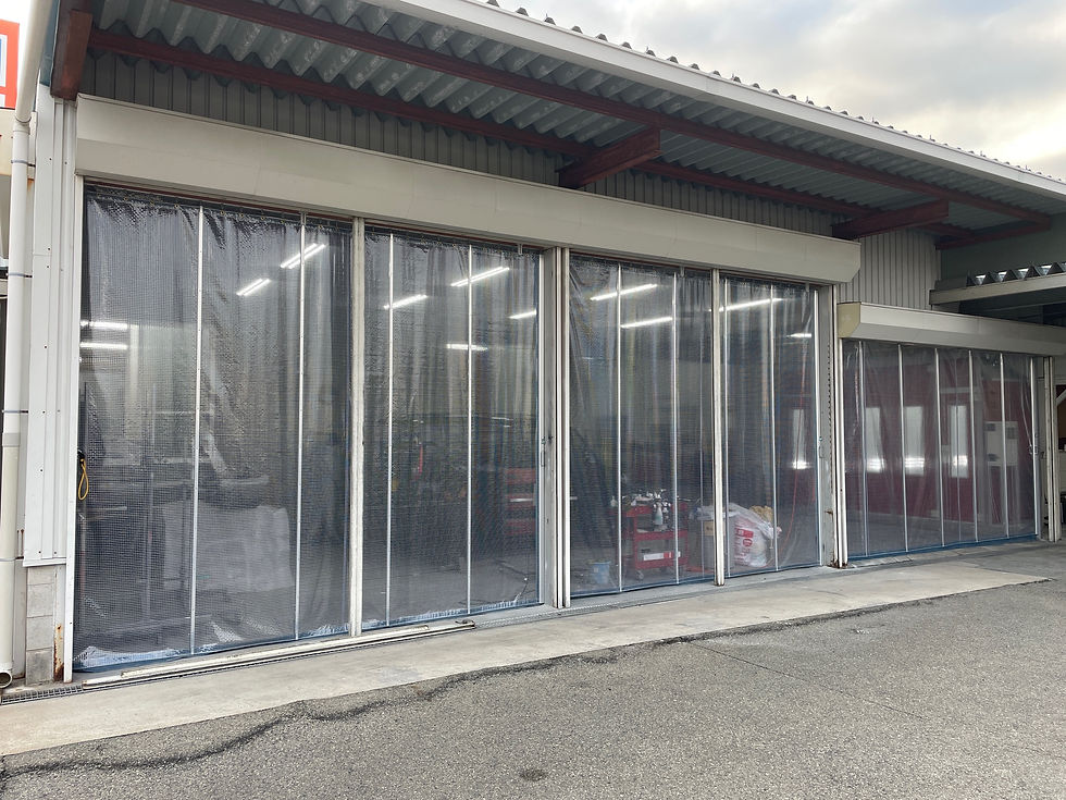 こちらの建屋にはビニールカーテンを3スパンで間仕切りました。中間フレームも各4～5本使用しています。