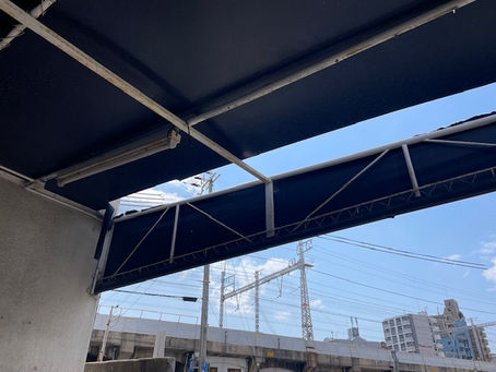 本日は歩道のテント