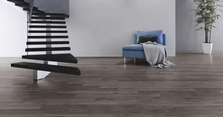 ¿Es fácil el mantenimiento y limpieza de los pisos laminados de Tekno-Step?