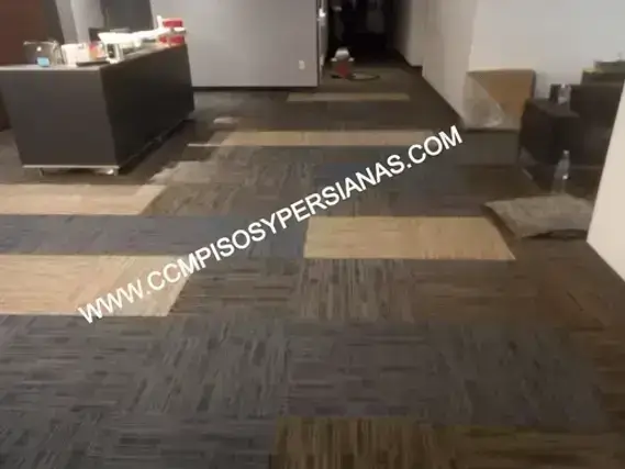 ALFOMBRA MODULAR 61 X 61 MOHAWK INSTALADA EN GRUPO POSADAS
