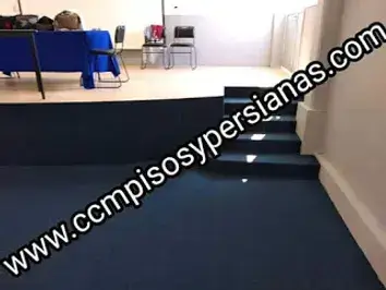 UNIVERSIDAD AUTÓNOMA DE GUERRERO CON ALFOMBRA AZUL OCÉANO EN AUDITORIO