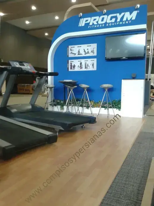 Piso laminado instalado en expo bancomer santa fe cdmx por Ccmpisosypersianas