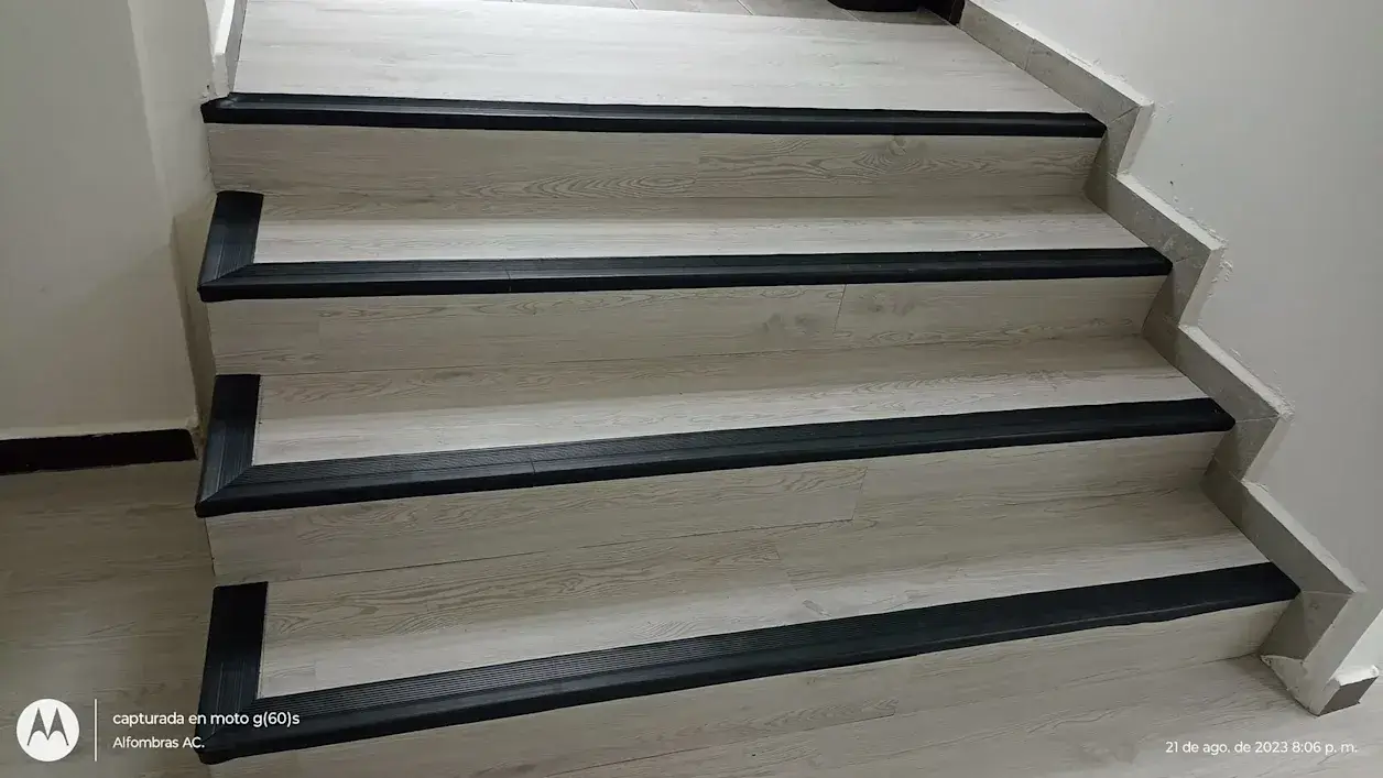 Piso Vinílico tipo duela en escalera